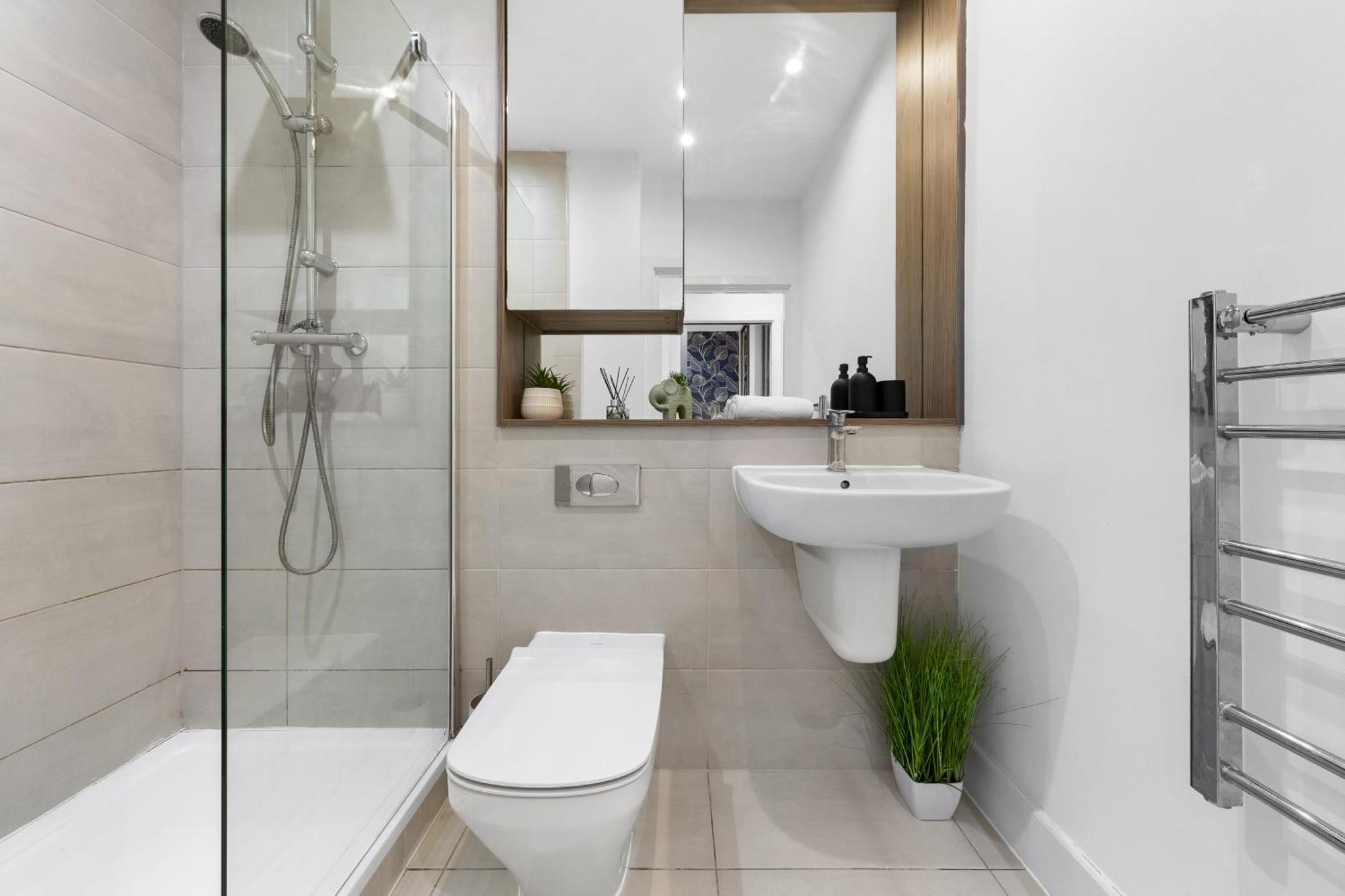 Modern One Bedroom Flat - Sleeps 5 -Near Heathrow - London Ub3 Kültér fotó